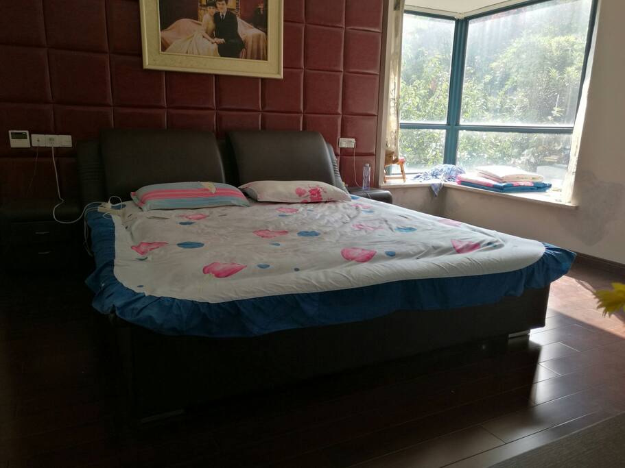 卧室是套件,含内卫生间,更衣室,书房和卧房