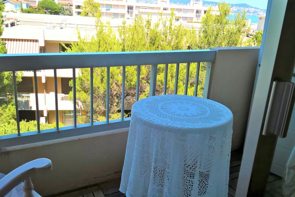 sunny balcony with table and chairs / balcon ensoleillé avec table et chaises à votre disposition