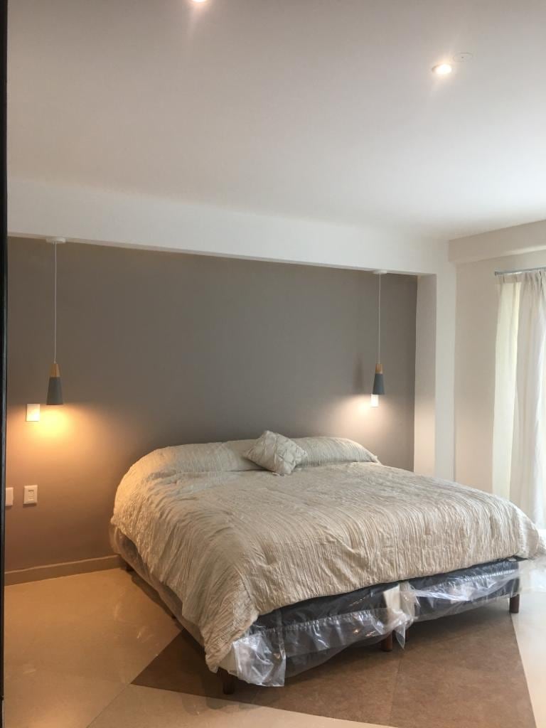 غرفة نوم رئيسية بسرير بحجم كبير ومكيف هواء...!!!