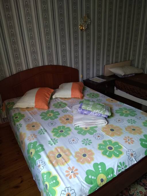 Общий вид спальни. Пятиместный семейный номер стоит 30$.