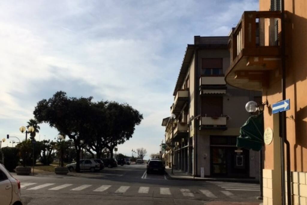 USCENDO DAL CANCELLO DELL' ABITAZIONE