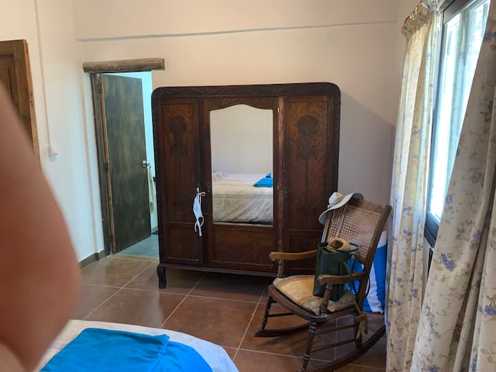 Placard y baño en suite de dormitorio ppal.