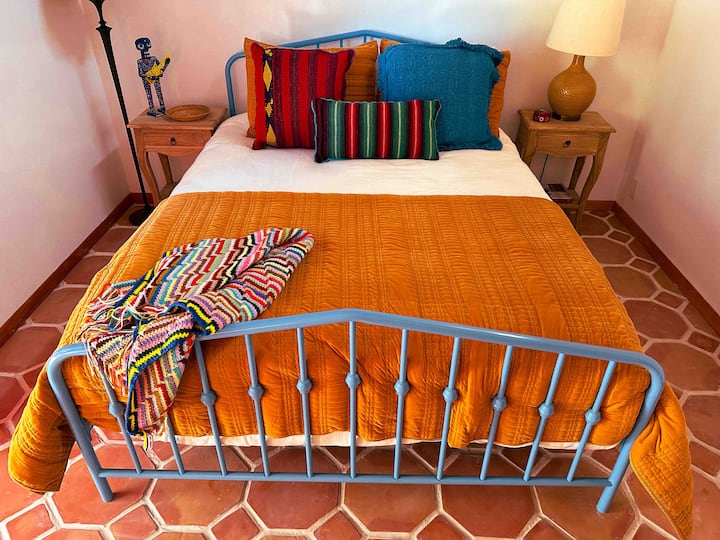 Dormitorio con cama tamaño queen