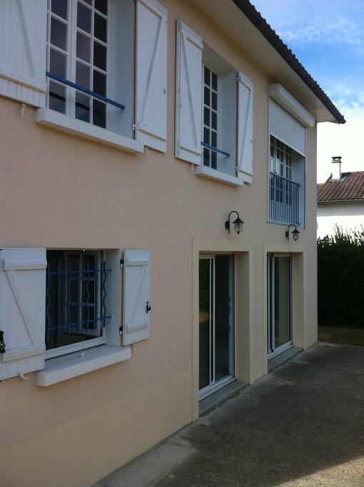 Partie arrière de la maison, donnant sur le jardin, plein Est, avec une terrasse largement ensoleillée durant une large partie de la journée