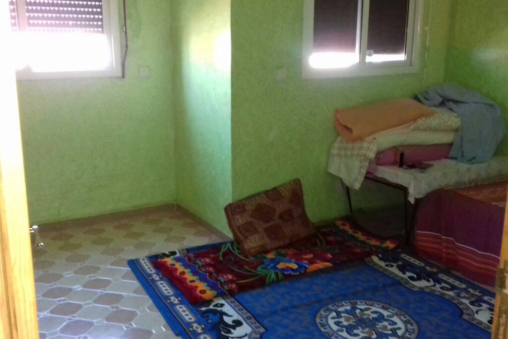Chambre avec lit simple