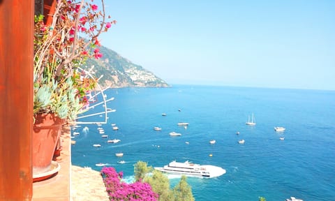 HOUSE WITH TERRACE AND SEA VIEW