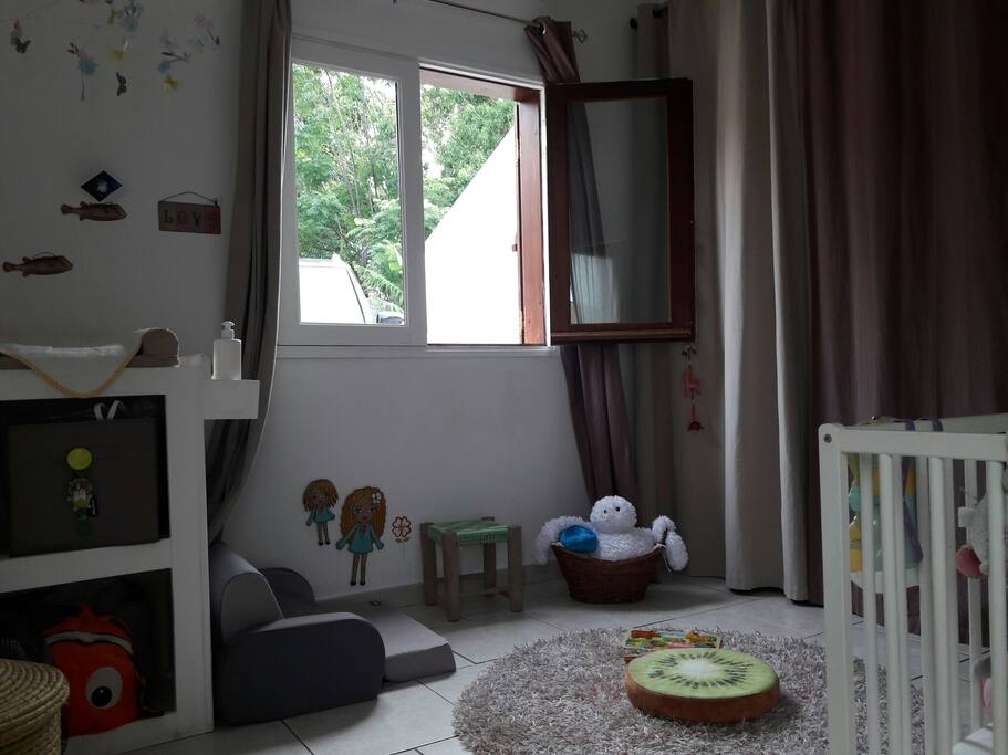 La chambre d'enfant ou la chambre d'amis sera à votre disposition. C'est à votre convenance.