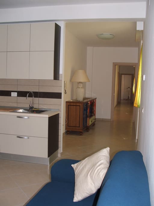 Ampia cucina alla destra della porta di ingresso