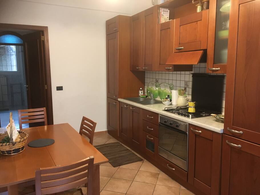La cucina dotata di tutti i confort, è ampia, ideale per delle rilassanti colazioni.