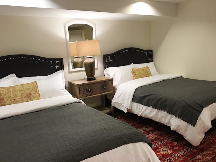 Štvrtá spálňa vybavená 2 pohodlnými novými vankúšmi s manželskou posteľou.