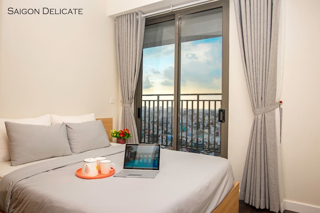 High floor apartment gives you an amazing city view. Having a balcony is a big plus for this cozy apartment