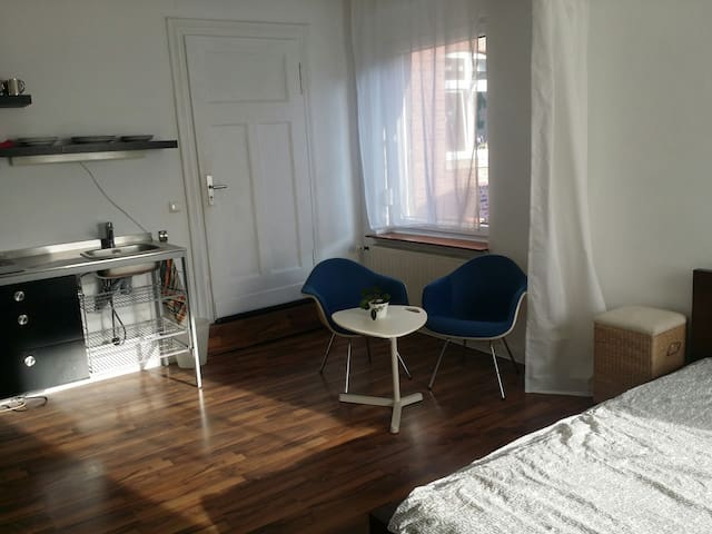 Zentrales 1 Zimmer Apartment mit Küchenblock