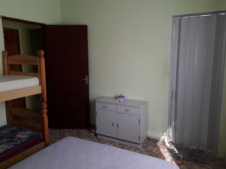 Ორადგილიანი საწოლი, 1 ორსართულიანი საწოლი და ცალკე სააბაზანო.