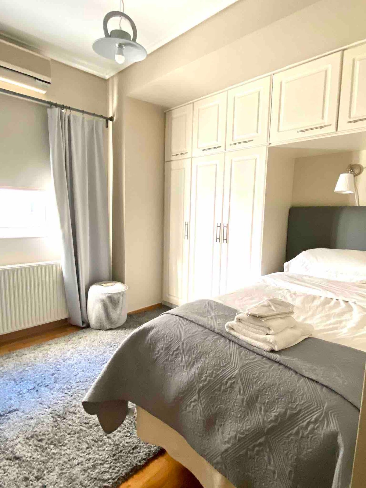 Dhomë gjumi teke që akomodon një krevat shtesë me palosje