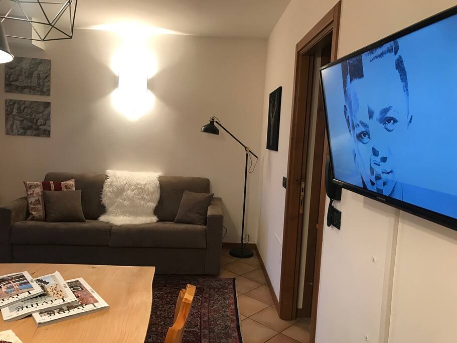 Televisore 32" a parete e girevole per una buona visione anche dal divano letto