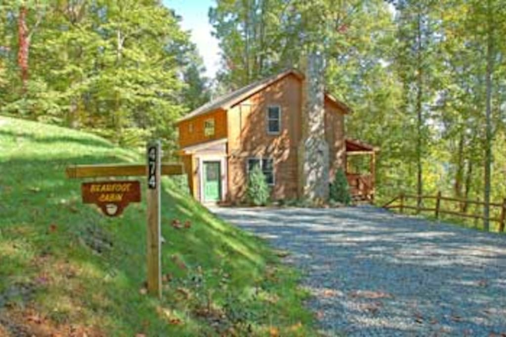 Bearfoot cabin is a modern cabin at 3500 ft in Valle Crusis, near Boone. NC.