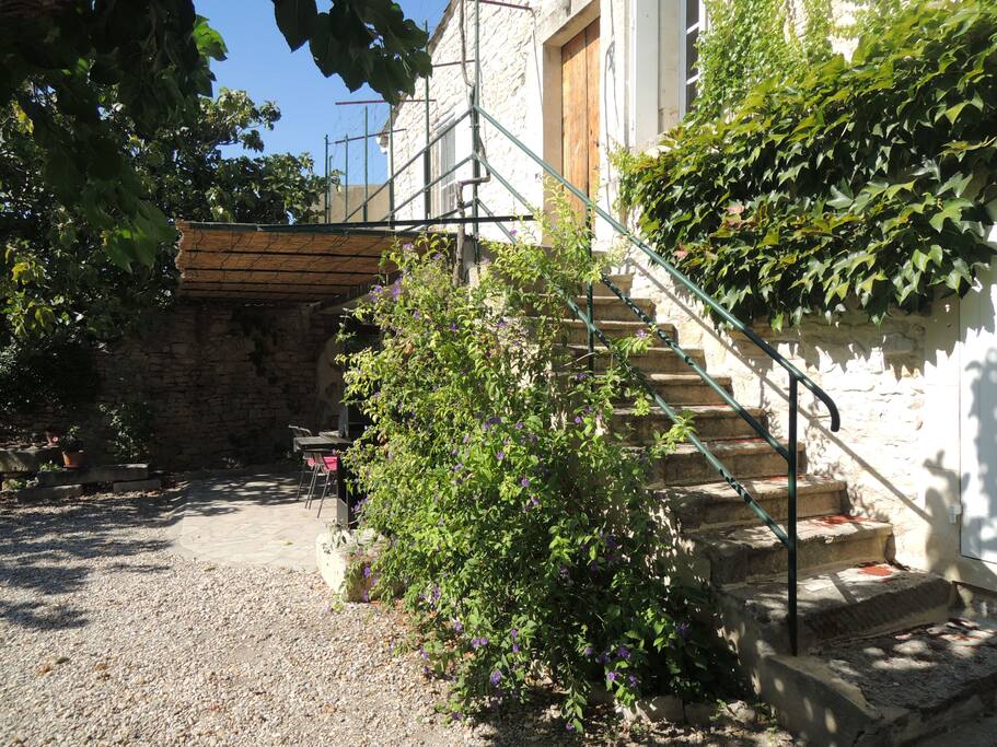 Le second escalier extérieur.
Second exterior stairs.
