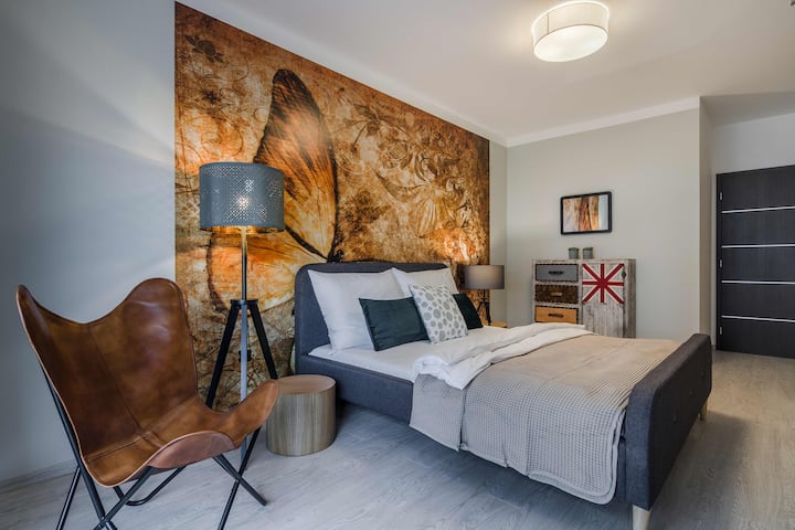 Во приватната спална соба може да најдете голем брачен кревет. Како ви се допаѓа дизајнот на собата?