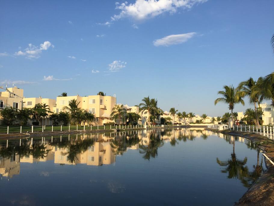 Lago a un costado