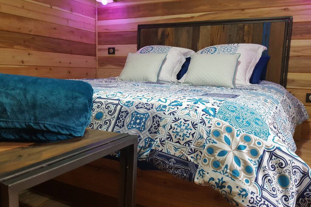 Chambre 2 lit double 1m60 sur 2m plus salle de bain et wc privative.