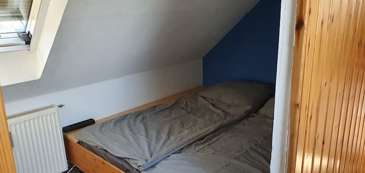 Doppelbett (180 cm × 200 cm)
Im Schlafbereich ist ebenfalls ein TV-Gerät vorhanden.
