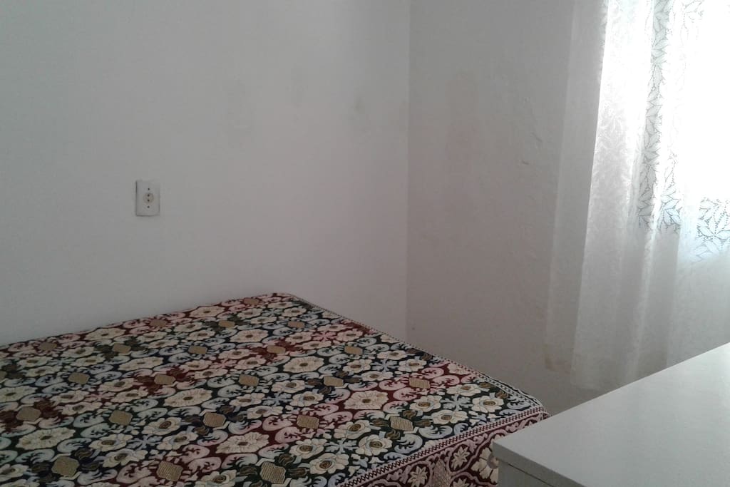 Quarto 2: cama casal + cômoda