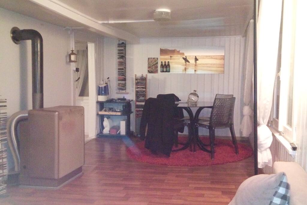 Wohnraum mit Tisch für 4 Personen
