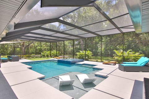 Stylish 6 Bed Pool Home with Golf Simulator & Spa