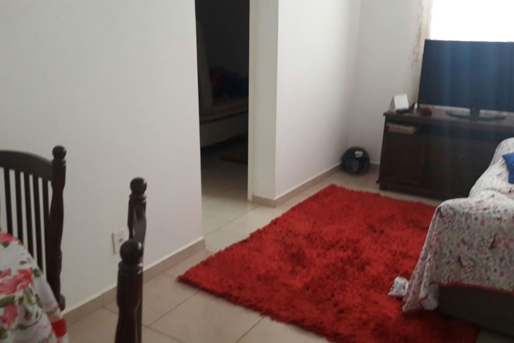 Sala com mesa hack ,sofá de dois lugares e tapets