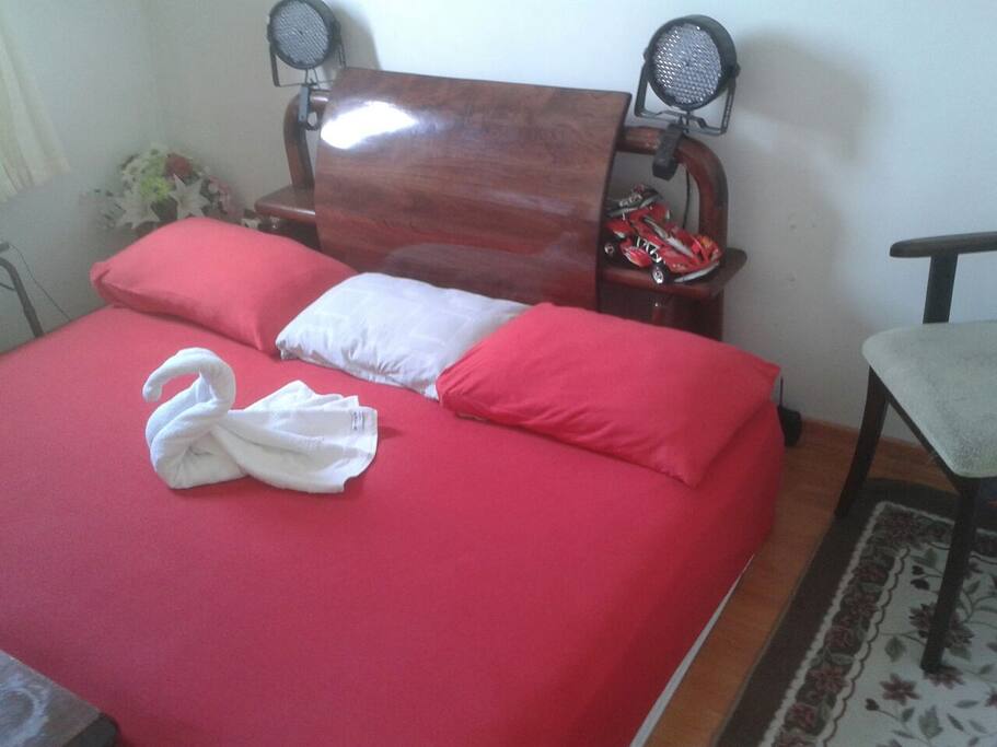 Quarto de dormir com cama
(Bedroom with bed)