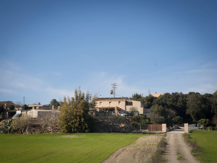 Nuestra casa está situada en lo alto de la colina, desde la cual hay unas vistas impresionantes del Levante de Mallorca.
