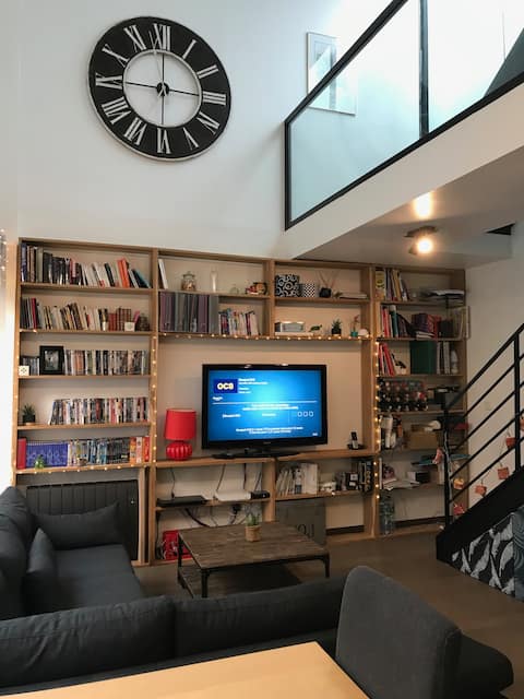 Close to Paris (metro 11), apartment with parking