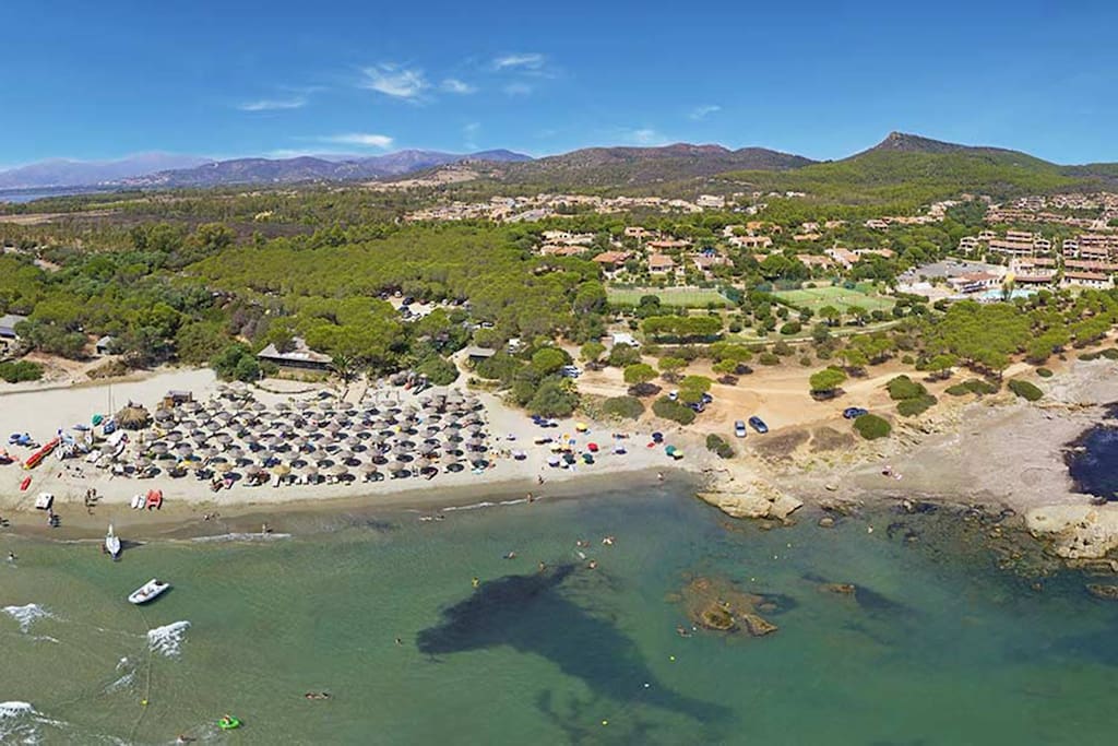 A soli 150 metri dalla villetta, la spiaggia attrezzata del Vela Sport, che si raggiunge a piedi con una bella passeggiata lungo la pineta sul mare