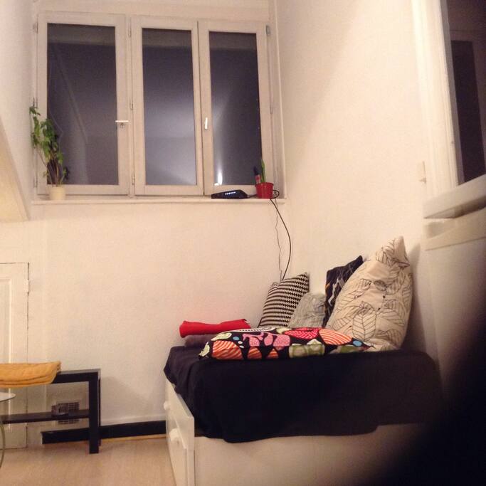 Salon avec un lit simple