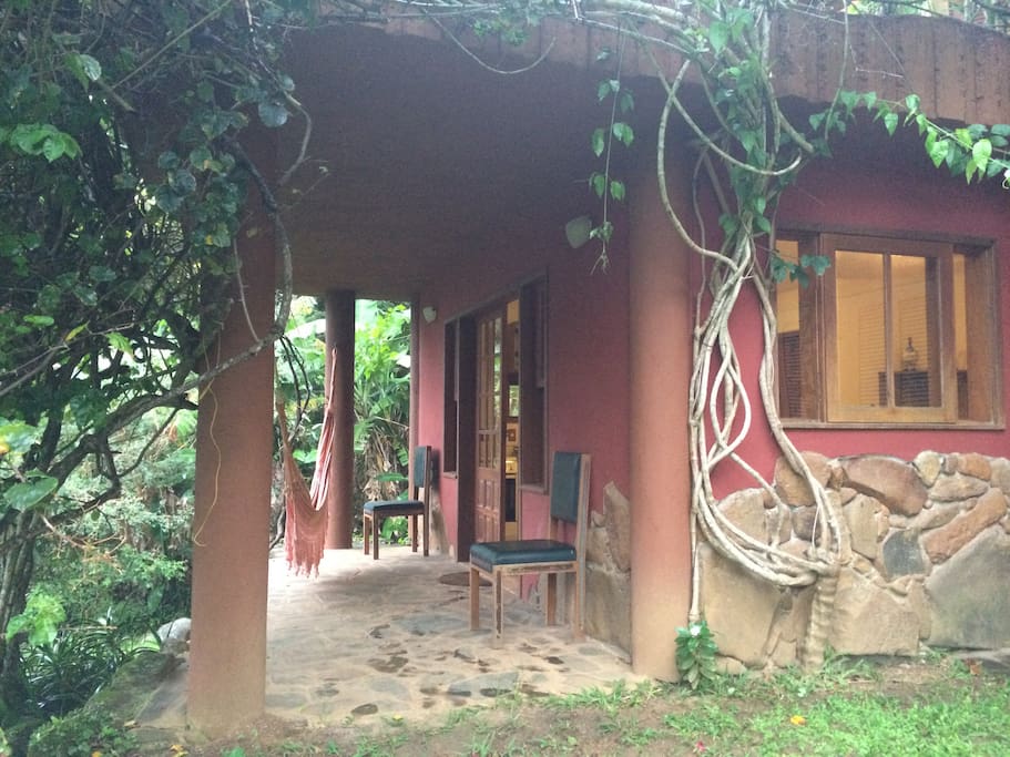 Apt Sampa - Apartamento com dois dormitórios, sala, cozinha e banheiro.