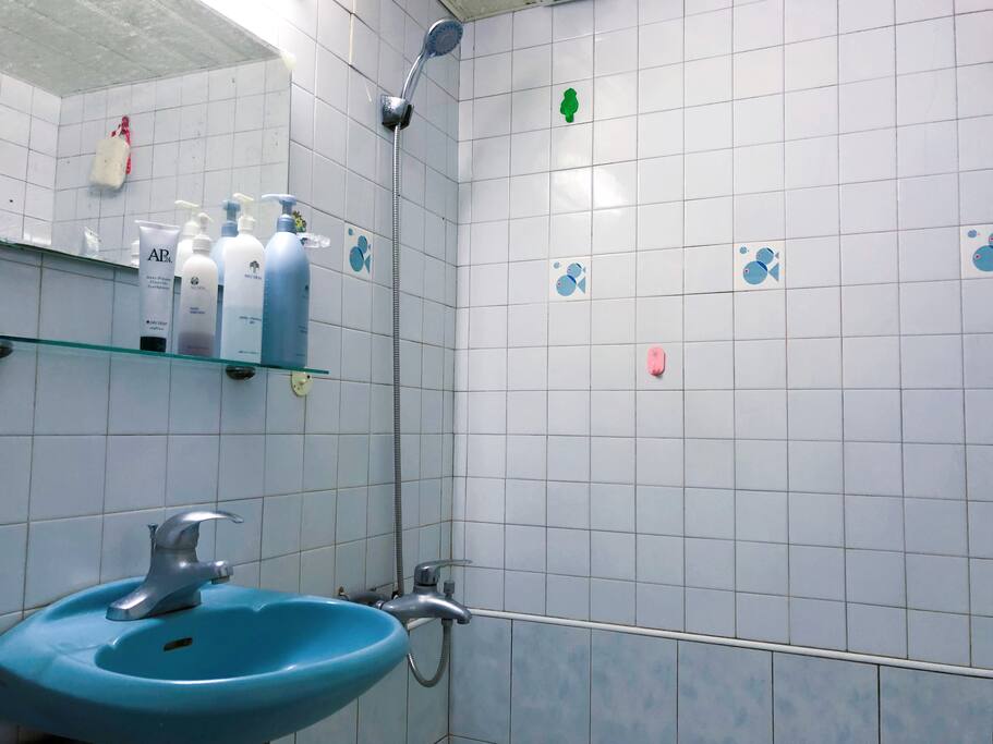 we provide shampoo and body wash in the bathroom.
