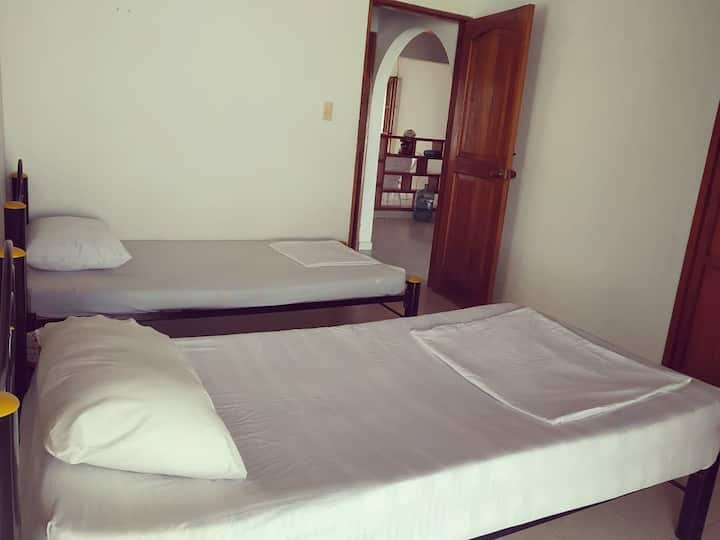 Majster Alcoba s vaňou a šatníkom