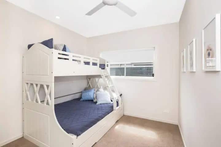 双层床房，配备双层床、单人拉出式带脚轮矮床（可睡4人）和大型内置浴袍—仅在提前预订时提供，每晚额外收费100美元。