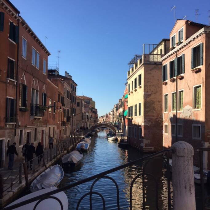 veduta esterna casa con canale S.Anna