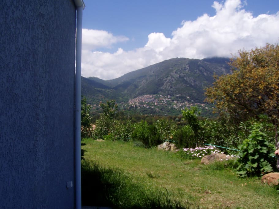 Vue sur le village de cervione balcon sur la mer
