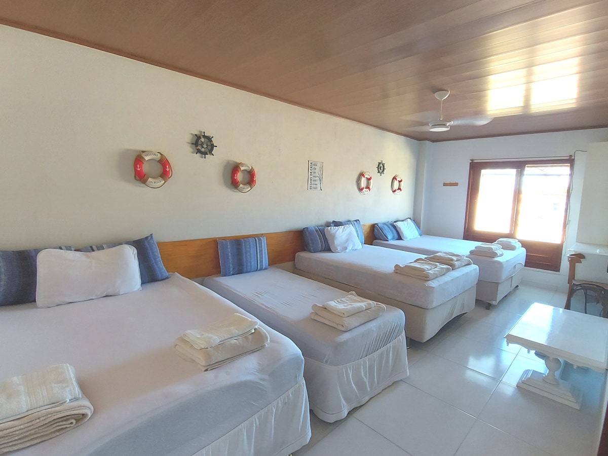 Esta habitación en suite tiene 2 camas dobles, 1 cama queen, 1 cama individual. Tiene ventiladores de techo y aire acondicionado.