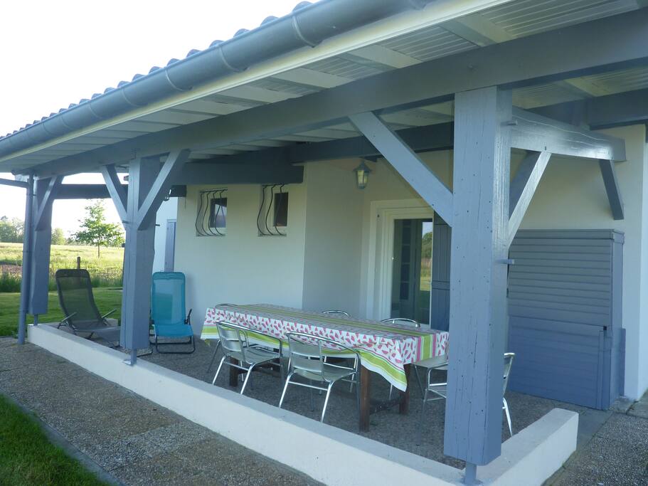Belle terrasse . Barbecue à disposition