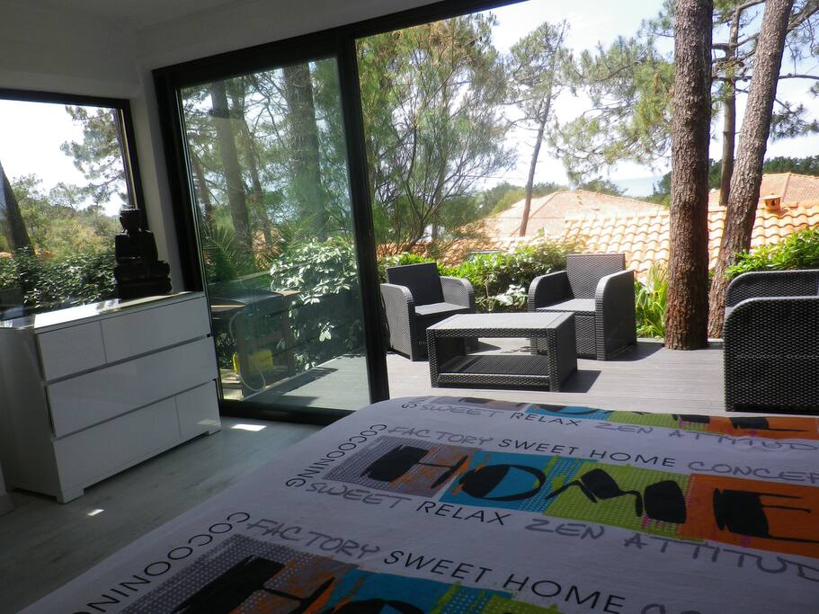 chambre spacieuse ouverte sur une terasse exterieur et vue sur mer