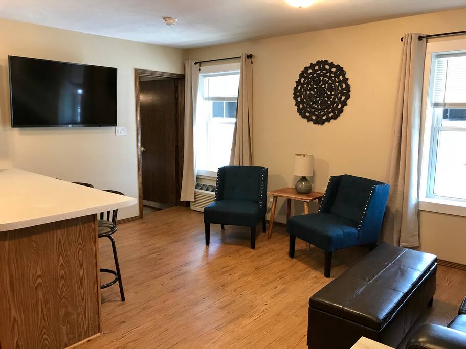 Sitting area with 55" smart TV.