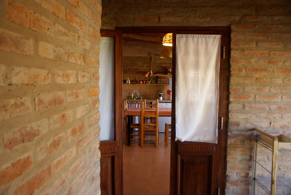 vista a la cocina desde el dormitorio