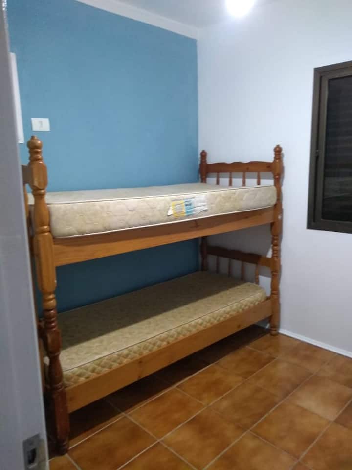 Dhomë teke 2 me krevat marinari dhe ajër të kondicionuar