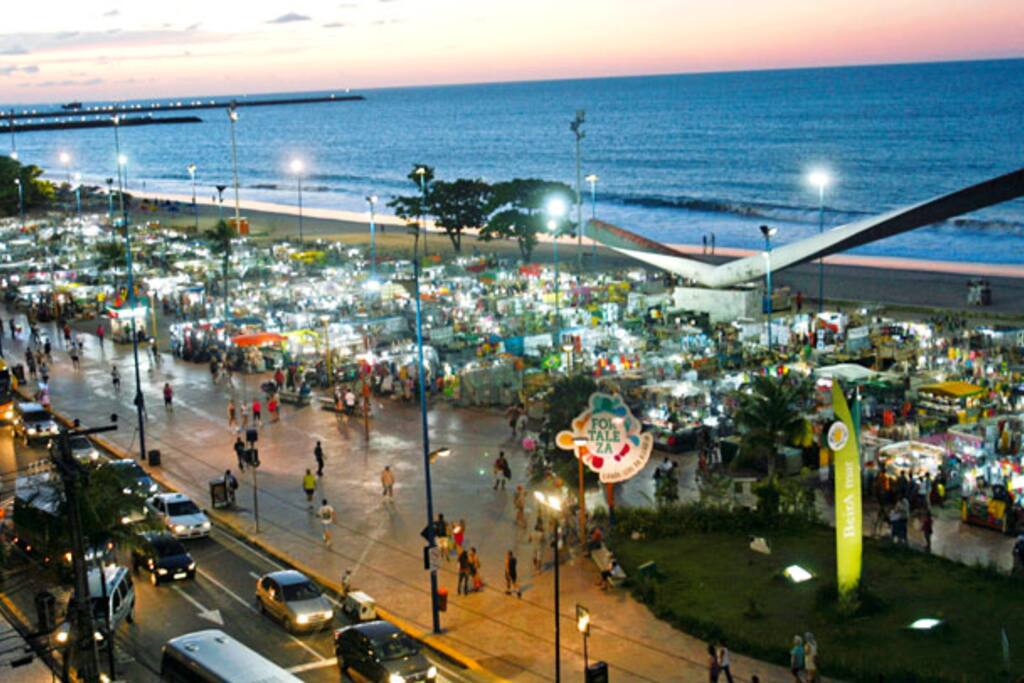 Feira de artesanatos da Beira-mar, à 230 metros do apartamento.