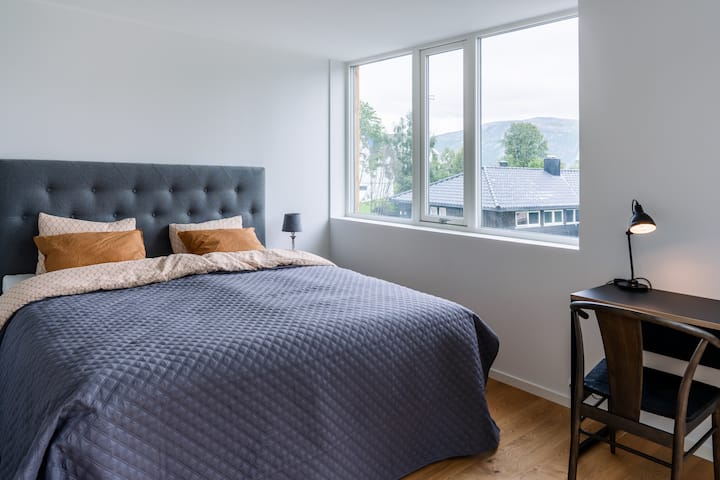 Спалня на 2 етажа с работно бюро.