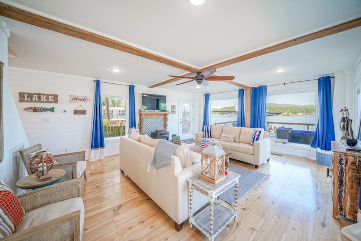 Sala de estar en la planta baja: increíbles vistas al lago, televisor inteligente y chimenea de pellets de madera