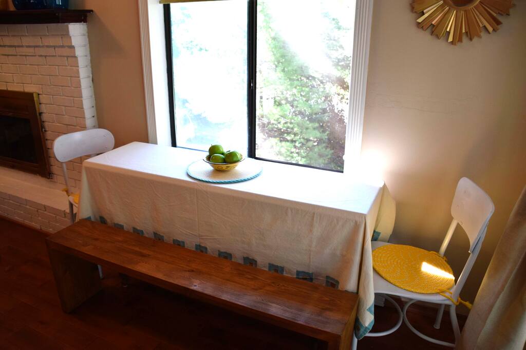 Expandable dining room table